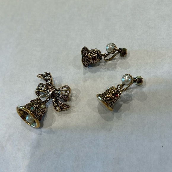 Vintage Jewelry - Vintage 1950s dangle bell screw on earrings and matching pin gold / jewel